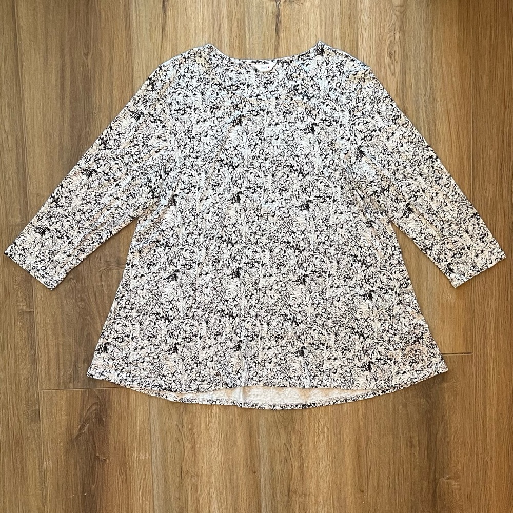 Knit Black/ White Geo Print Hi-Low intro. Top with 3/4 Sleeve